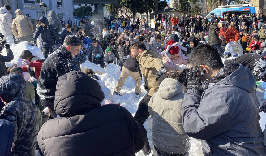 Alaşehir Belediyesi çocukların kar hasretini giderdi: Meydanlara 5 kamyon kar taşındı