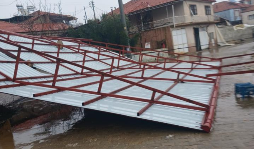 Sarıgöl'de kuvvetli fırtına pazaryerine ve direklere zarar verdi