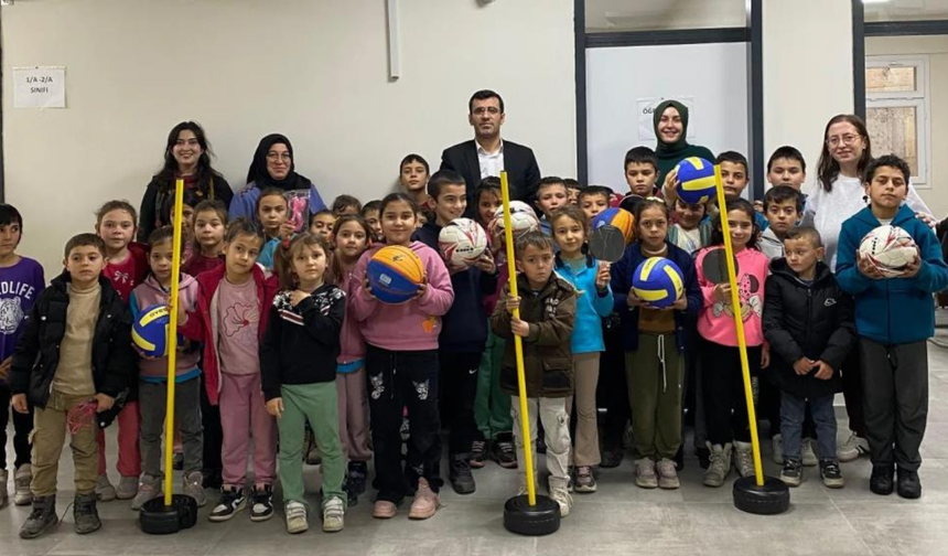 Sarıgöl İlkokullarına spor malzemesi desteği