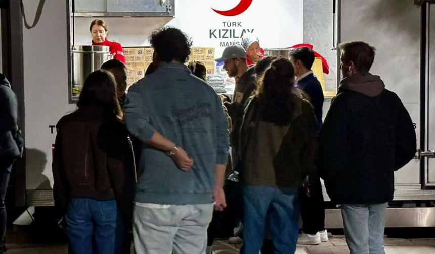 Türk Kızılay’dan Manisa’da final haftasında öğrencilere gece ikramı