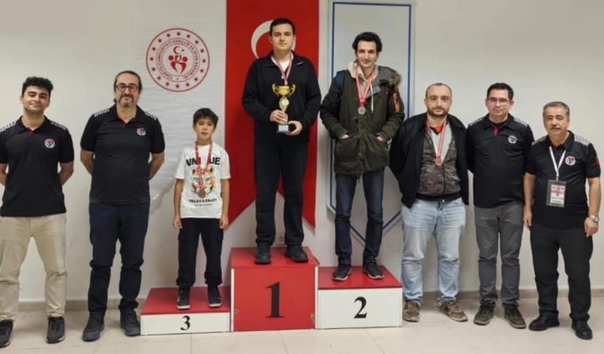 Yunusemre'nin satranççı Enes Kaya'sı Eskişehir’de namağlup şampiyon oldu