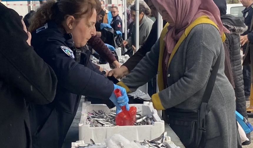 Başkan Öküzcüoğlu’dan Alaşehir’e 8 ton hamsi sürprizi