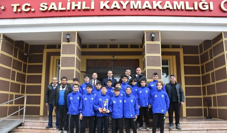 Kaymakam Ali Güldoğan, şampiyon sporcuları ağırladı