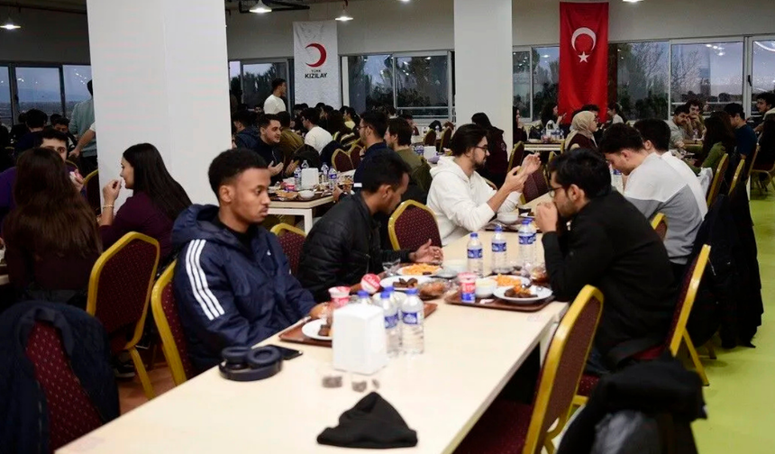 MCBÜ’de iftar sofraları öğrencileri buluşturdu