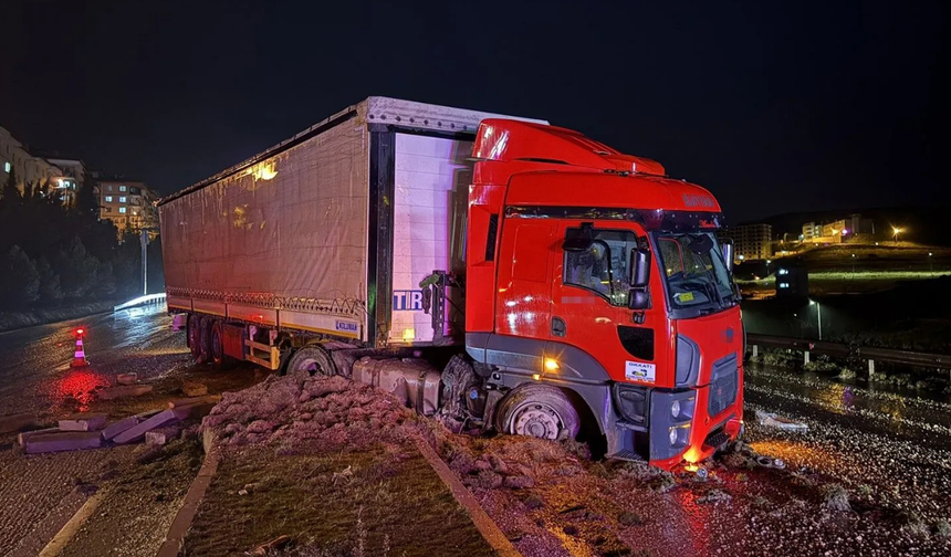 Manisa’da kaygan yol kabusu: Tır refüje çıktı
