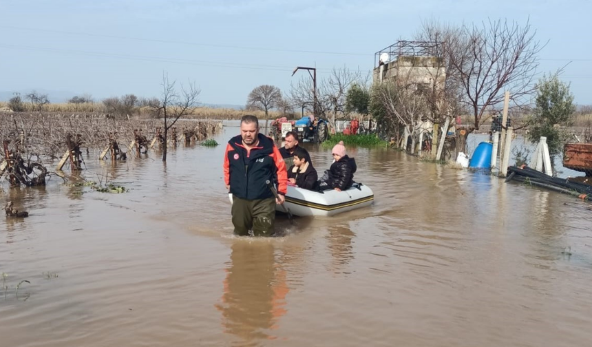 Manisa’da su baskını: 4’ü çocuk 5 kişi kurtarıldı