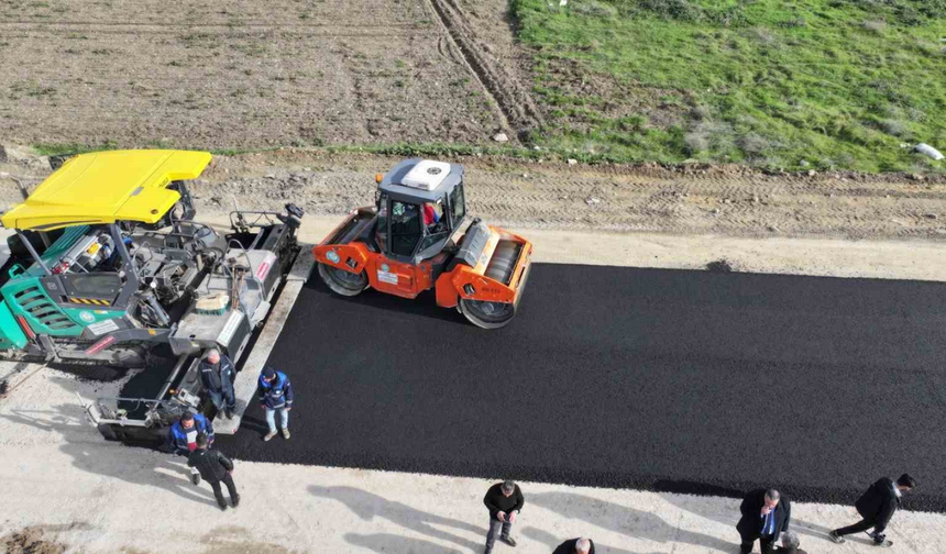 Manisa’da yeni asfalt tesisinin ilk üretimi Hacıbektaşlı’da yollara serildi