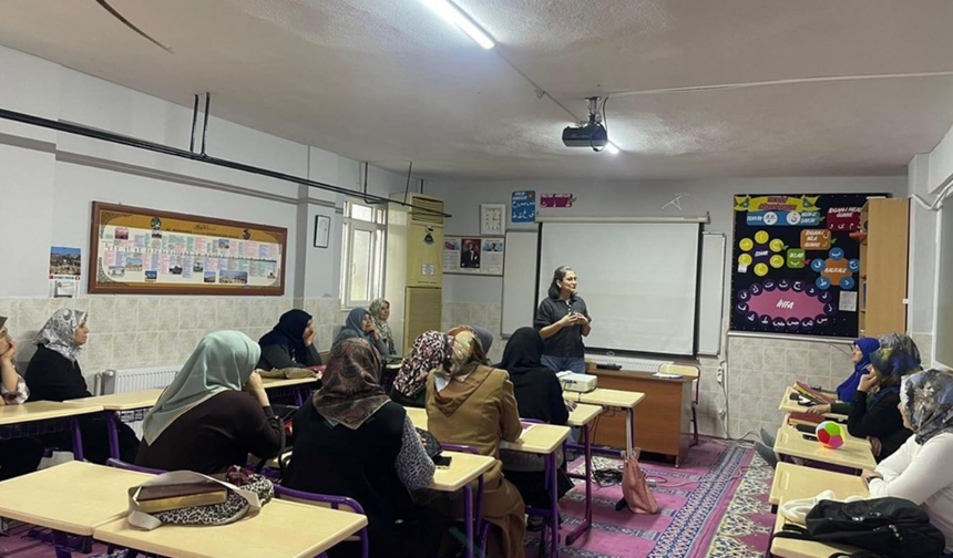 Salihli’de ailelere çocuk gelişimi ve ergenlik eğitimi verildi