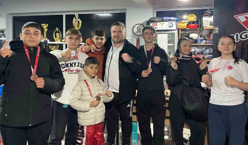 Salihlili kick boksçulardan Manisa Bölge Şampiyonası’nda madalya başarısı