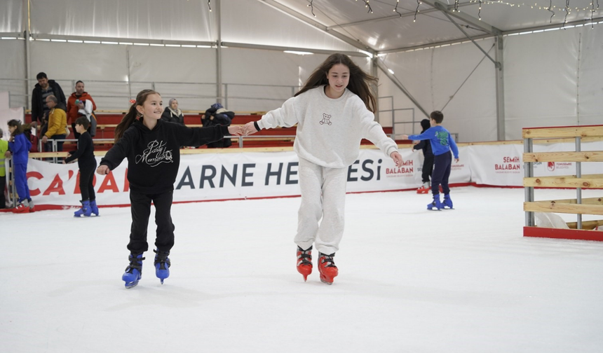 Yunusemre’de çocuklara ücretsiz buz pateni sürprizi