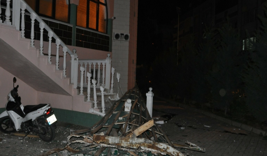 Salihli’de fırtına yıktı geçti: 100’den fazla ağaç devrildi, cami minaresinin külahı uçtu