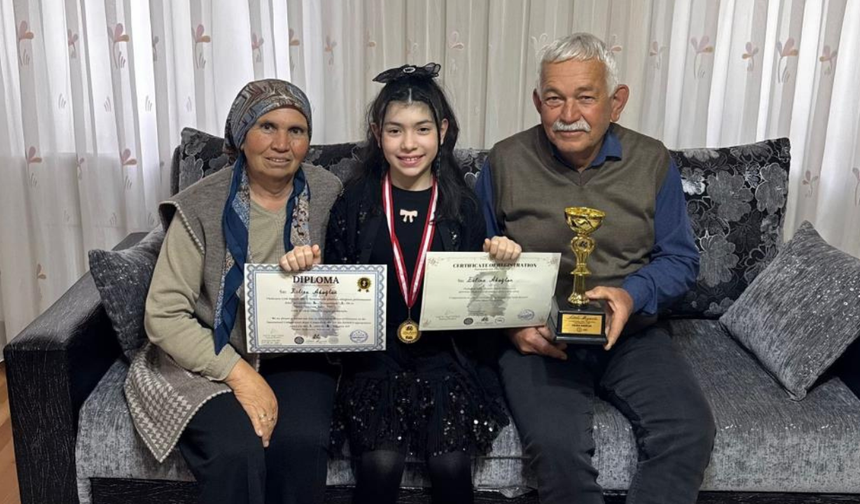 Minik piyanistten bayramda büyük gurur