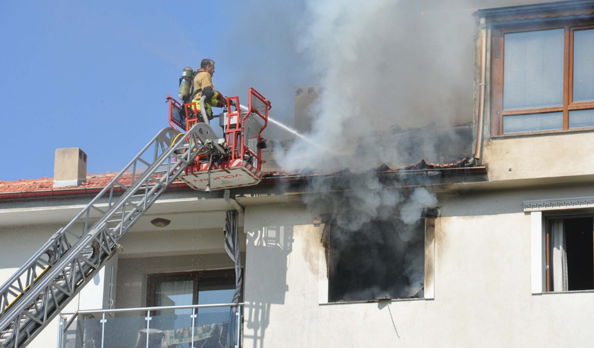 Manisa Salihli’de 4 katlı binada yangın: Çatı katına sıçrayan alevler 3 saatte söndürüldü