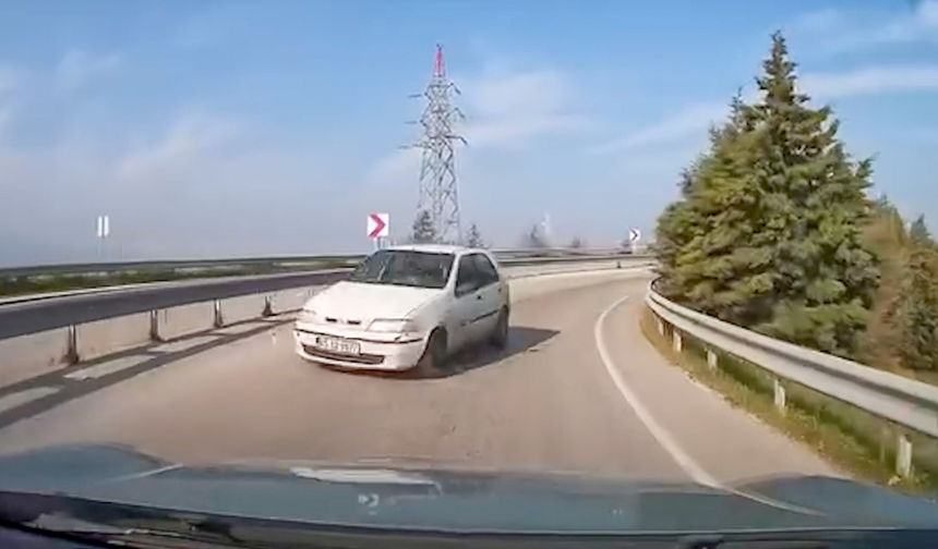 Yunusemre'de ters yönde ilerleyen araç trafikte tehlike yarattı