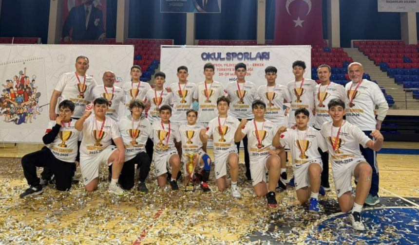 Salihli’nin yıldızları Hentbolda Türkiye şampiyonu