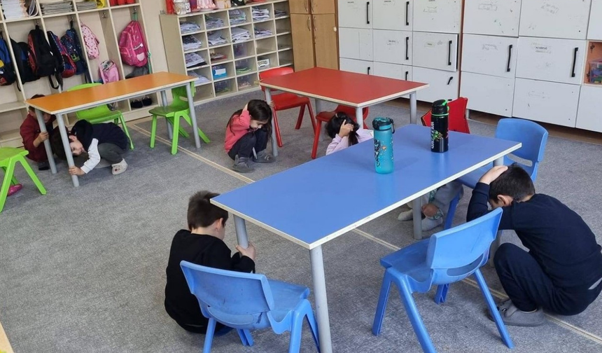 Sarıgöl'de öğrencilere deprem tatbikatı düzenlendi