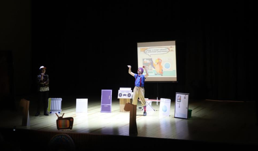 Turgutlu’da tiyatro gösterisi ve çocuk festivaline büyük ilgi