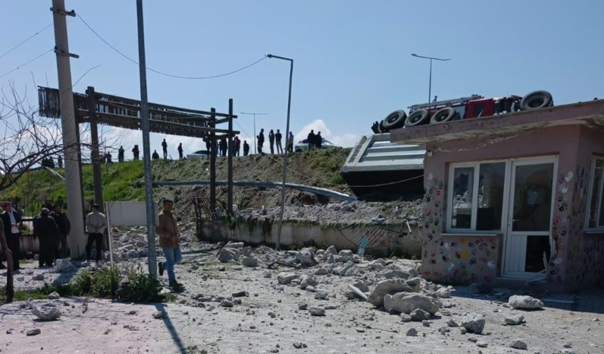 Sarıgöl’de kontrolden çıkan tır okul bahçesine girdi: 1 yaralı