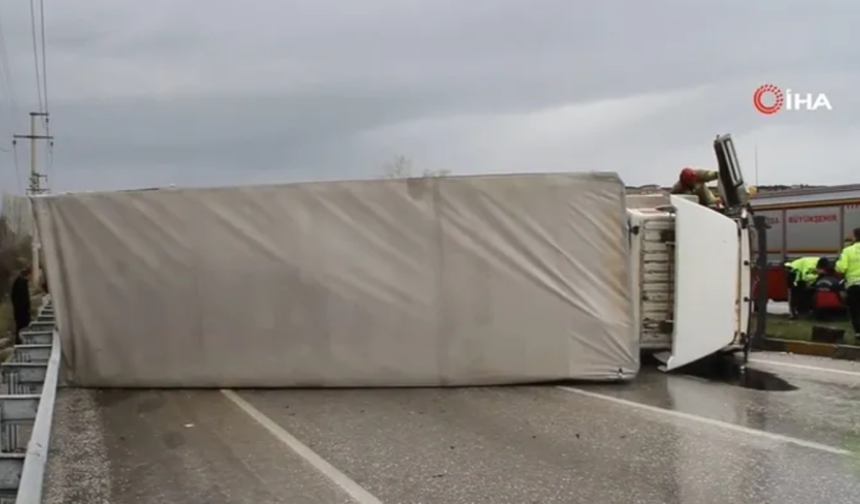 Manisa'da korkunç kaza: Yağışlı hava kamyoneti devirdi