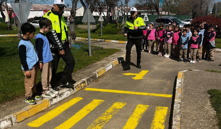 Minikler trafik kurallarını uygulamalı öğrendi