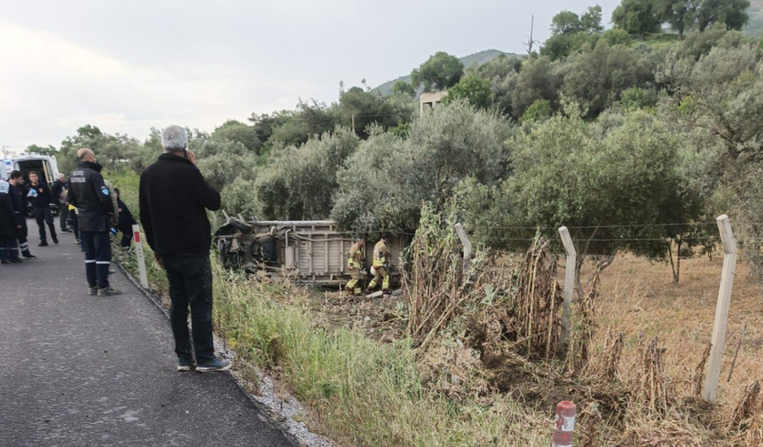 Şehzadeler’de işçi servisi tarlaya devrildi: 12 kişi yaralandı