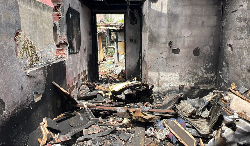 Manisa’da yangın paniği: Evde mahsur kalan yaşlı kadın jandarma tarafından kurtarıldı