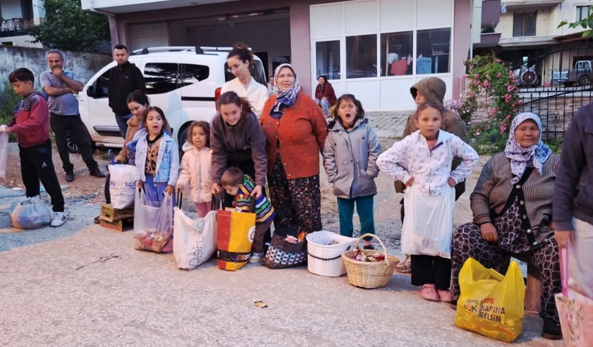 Manisa’da gönülleri ısıtan asırlık gelenek: Çocuklar cami önünde sıraya dizildi