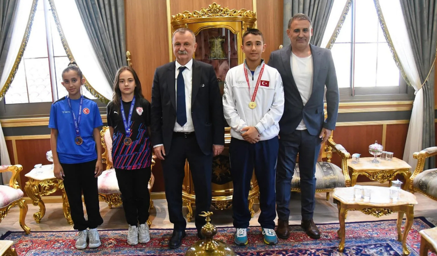 Başkan Balaban şampiyon sporcuları makamda ağırlandı