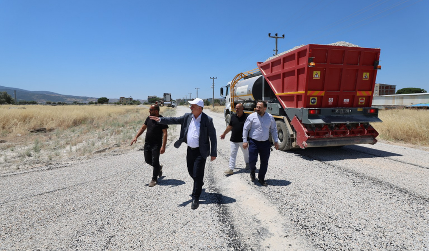 Başkan Balaban Karaali'de süren asfalt çalışmalarını yerinde inceledi