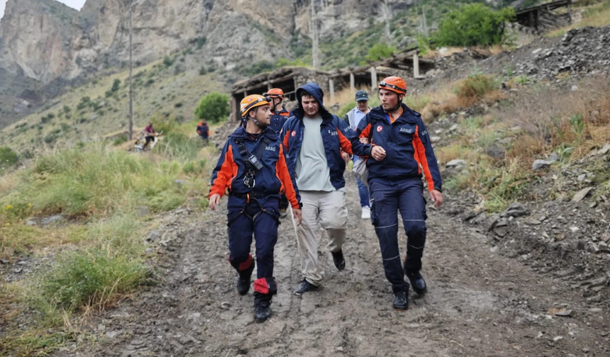 Gezmek için çıktı, kayalıklarda mahsur kaldı! Manisalı genci AFAD kurtardı