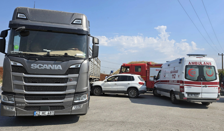 Manisa’da tır ile otomobil çarpıştı: 2 yaralı