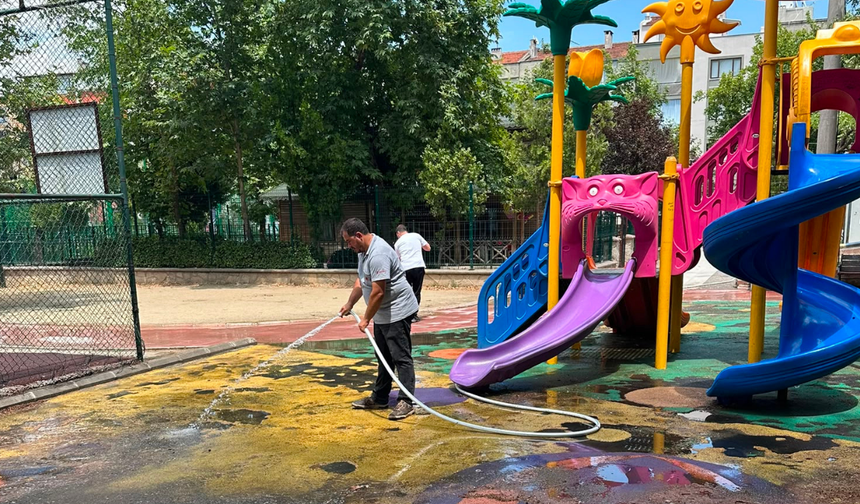 Yunusemre Belediyesi'nden parklarda hijyen seferberliği
