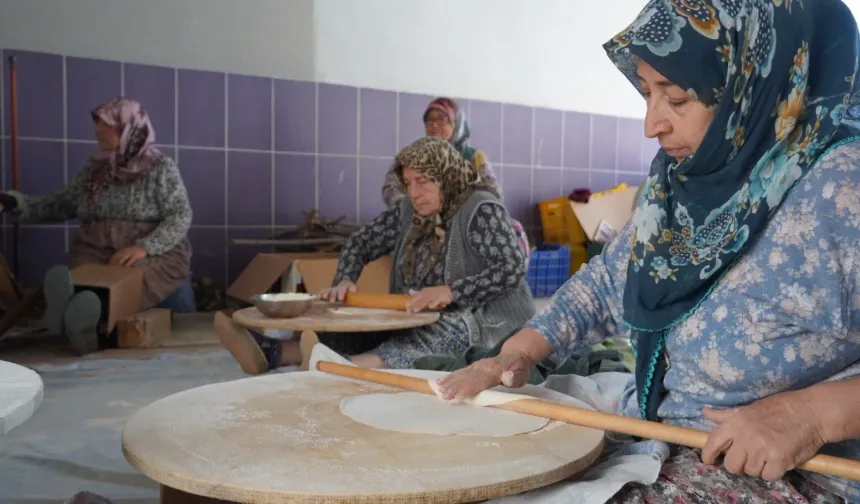 Manisa’da 50 yıllık Ramazan geleneği: Yufkalar odun ateşinde pişirildi