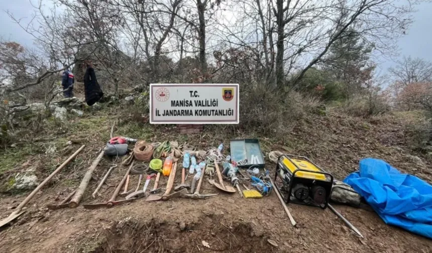 Gördes'te kaçak define kazısına suçüstü: 8 şüpheli yakalandı