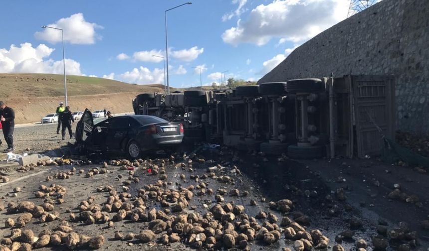 Ağrı’da tır ile otomobil çarpıştı: 4 kişi hayatını kaybetti