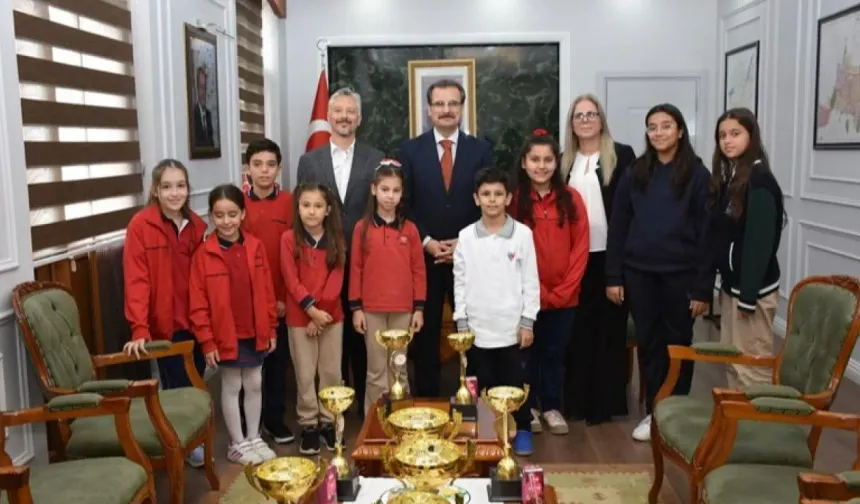 Salihli’nin şampiyon satranççıları kupalarıyla Kaymakam Güldoğan’ı ziyaret etti
