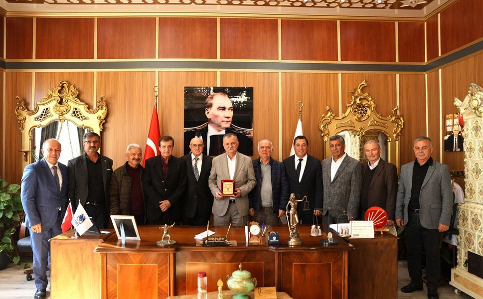 Hemşehri derneklerinden Başkan Balaban’a anlamlı plaket