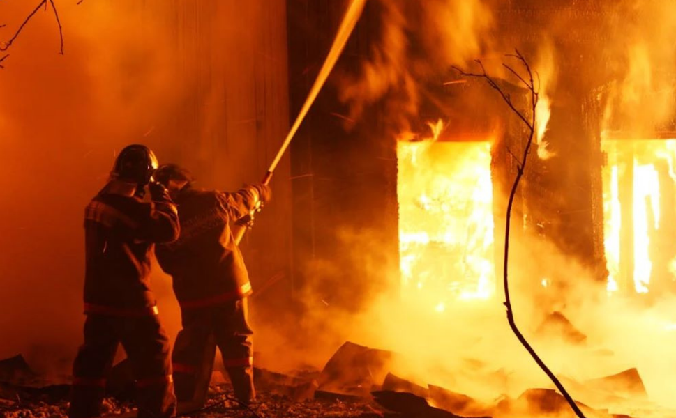 Manisa'da korkutan yangın:İki ev etkilendi