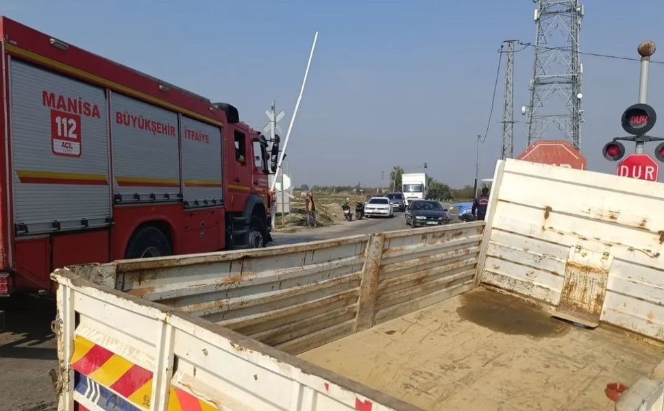 Bariyerler kapanmasına rağmen geçti!