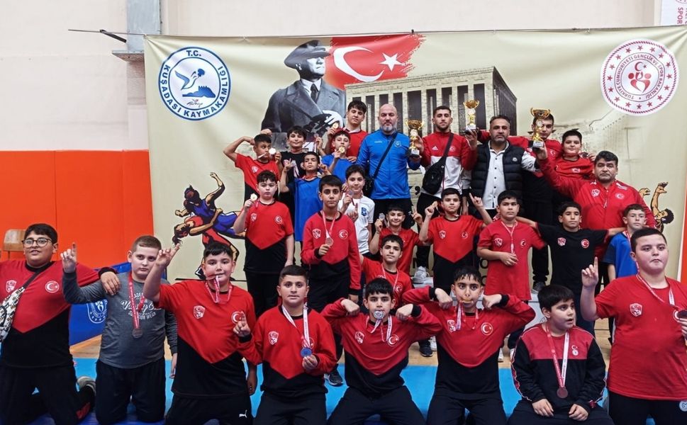 Yunusemreli güreşçiler Kuşadası'nda şampiyon oldu