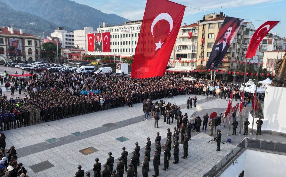 Manisa 10 Kasım’da Atatürk’ü saygıyla andı
