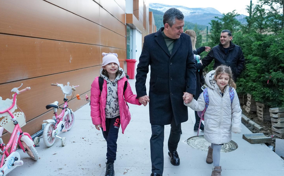 CHP Genel Başkanı Özgür Özel, Ferdi Zeyrek'in ikiz kızlarını okula götürdü