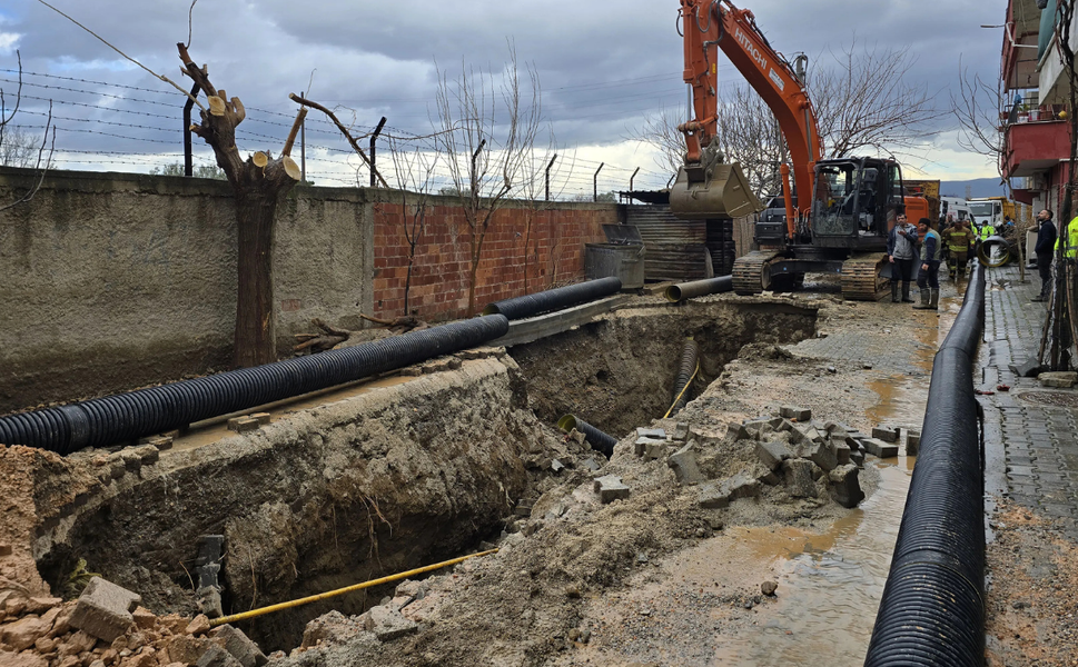 Manisa’da kazı göçtü: İşçi göçük altında kaldı