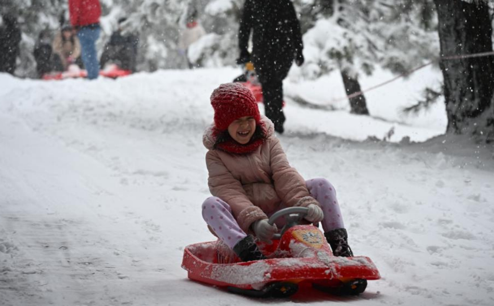 Demirci’de kar 30 santimetreyi aştı: Çocuklar kızakla eğlendi