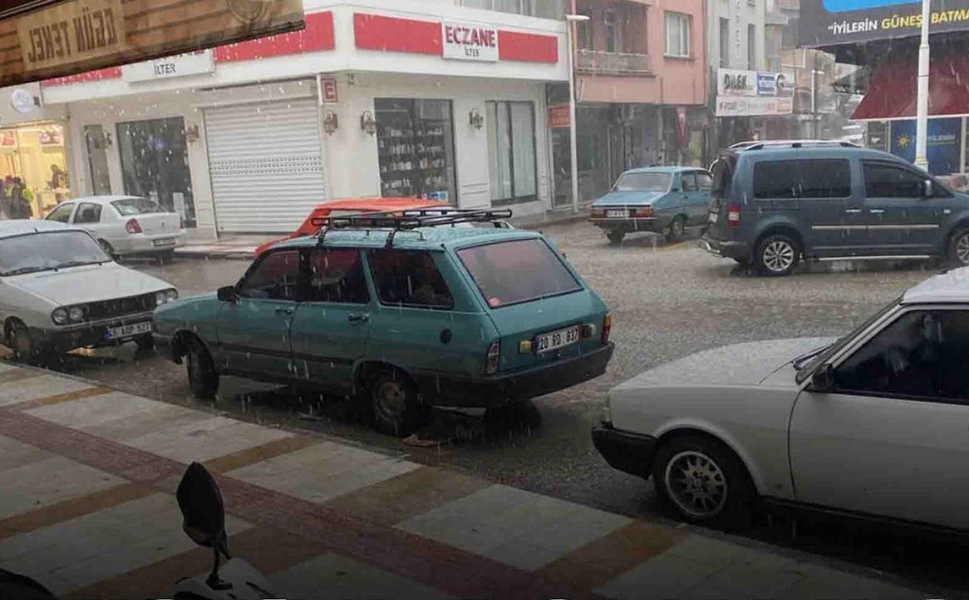 Manisa'da dolu yağışı ilçede yaşamı olumsuz etkiledi