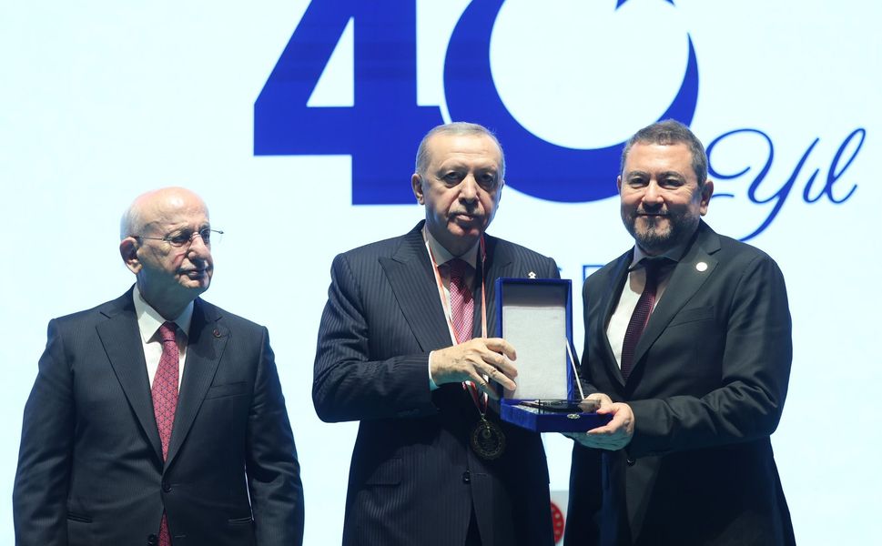Cumhurbaşkanı Erdoğan’dan İzmirli İş İnsanı Nazım Torbaoğlu’na özel plaket