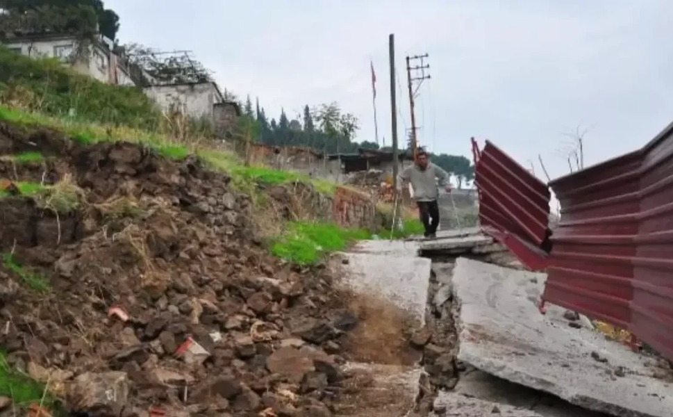 Gölmarmara'da heyelan riski nedeniyle 10 ev tahliye edildi