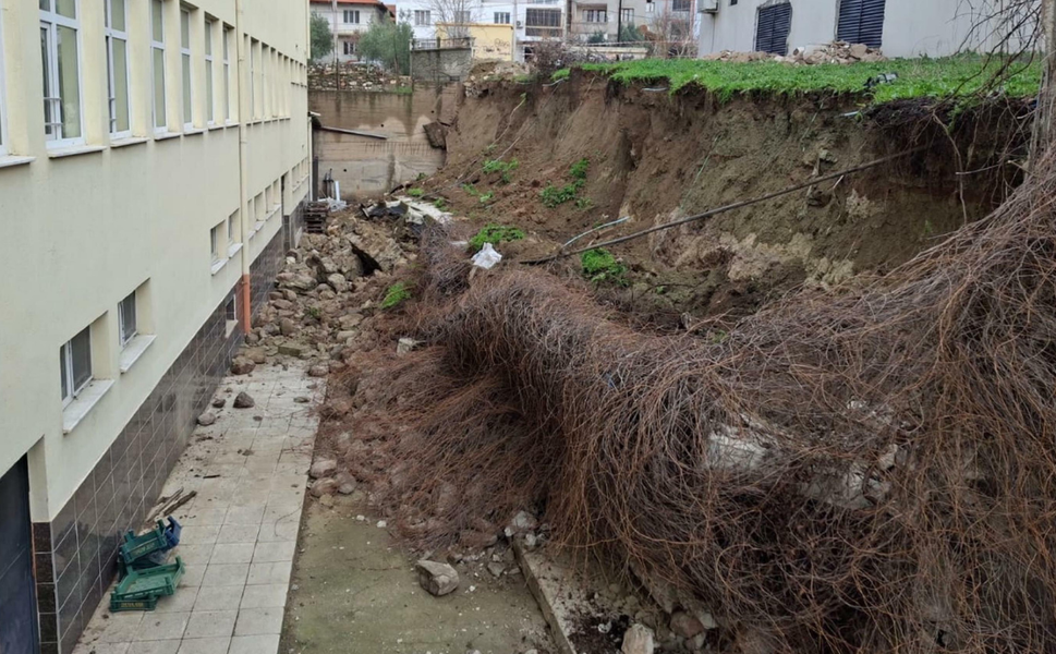 Lise bahçesinde istinat duvarı çöktü