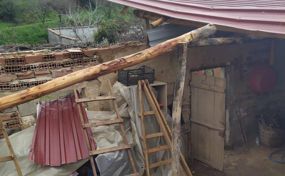 Manisa’da sağanak ve fırtına çatıları uçurdu: Maddi hasar oluştu