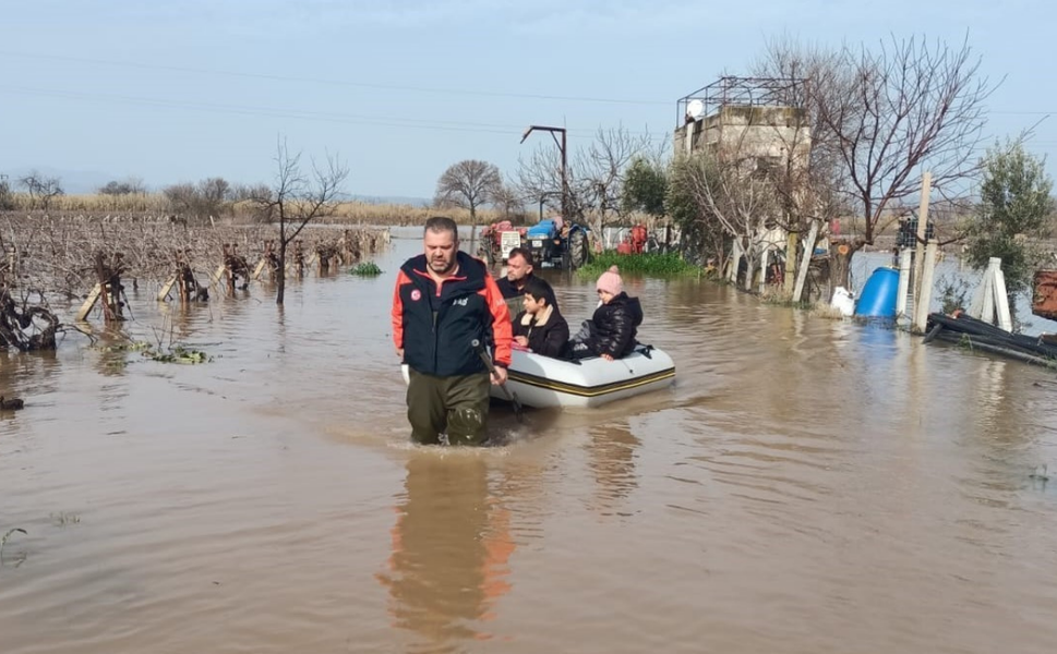 Manisa’da su baskını: 4’ü çocuk 5 kişi kurtarıldı